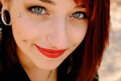 piercings na bochecha moda alternativa