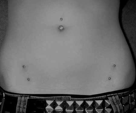 na barriga Piercing Surface